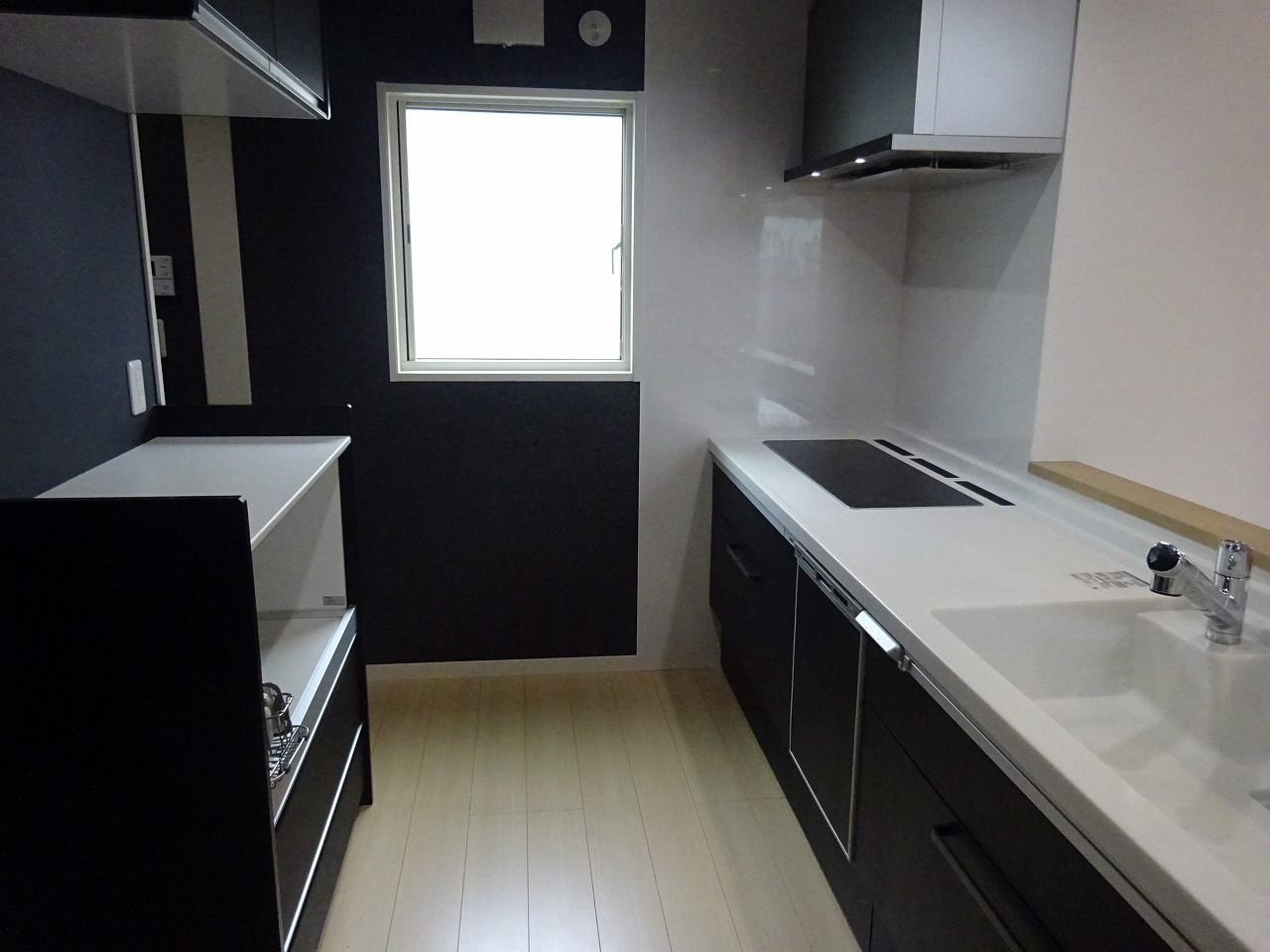 八王子市絹ケ丘2丁目の中古戸建てのキッチンの写真