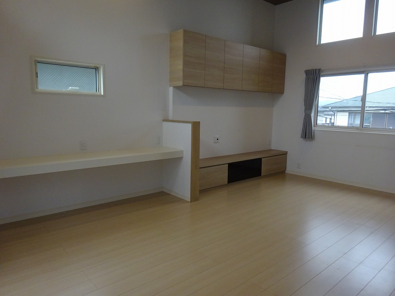 八王子市絹ケ丘2丁目の中古戸建てのリビングの写真