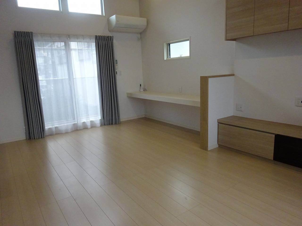 八王子市絹ケ丘2丁目の中古戸建てのリビングの写真