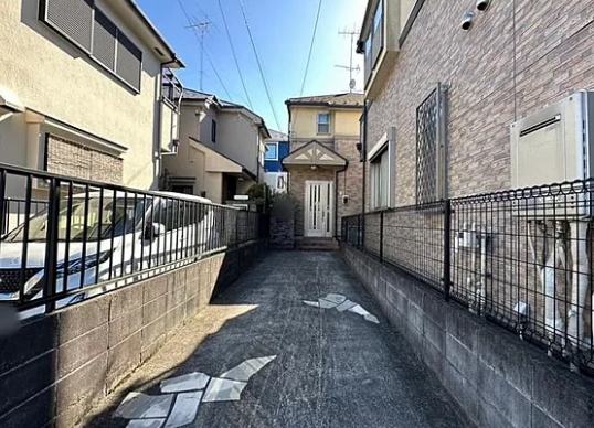 八王子市小比企町の中古戸建ての駐車場の写真