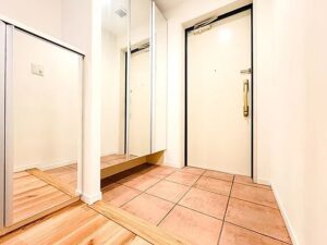 八王子市椚田町の中古マンションの玄関の写真