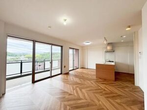 八王子市椚田町の中古マンションのリビングの写真