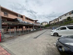 八王子市椚田町の中古マンションの駐車場の写真