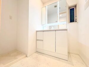 八王子市椚田町の中古マンションの洗面化粧台の写真