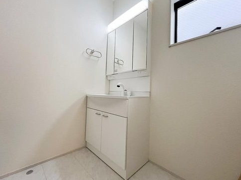 八王子市元八王子町1丁目の新築戸建ての洗面化粧台の写真