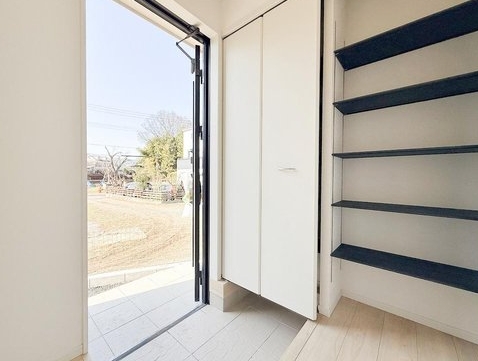 八王子市元八王子町の新築戸建て1号棟の玄関の写真