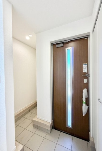 八王子市元八王子町の新築戸建て4号棟の玄関の写真