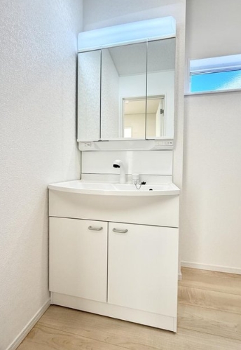 八王子市元八王子町の新築戸建て4号棟の洗面化粧台の写真