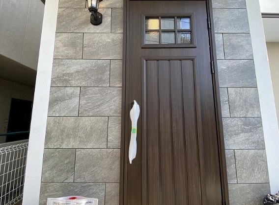 八王子市並木町の新築戸建ての玄関の写真