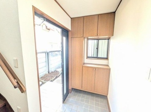 八王子市大和田6丁目町の中古戸建ての玄関の写真