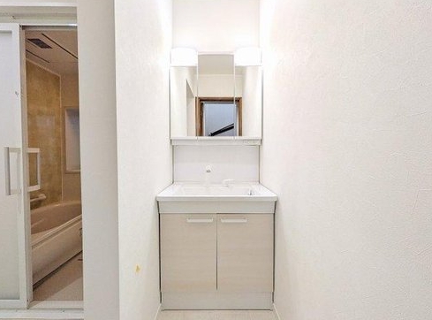 八王子市大和田6丁目町の中古戸建ての洗面化粧台の写真