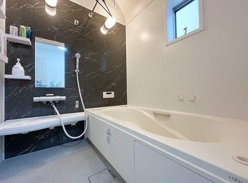 八王子市大谷町の中古戸建てのバスルームの写真