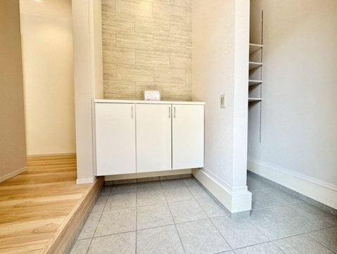 八王子市打越町の新築戸建ての玄関の写真