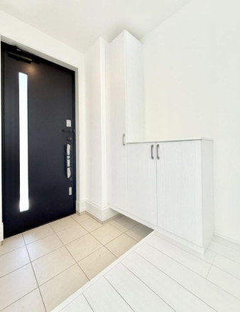 八王子市谷野町の新築戸建て2号棟の玄関の写真