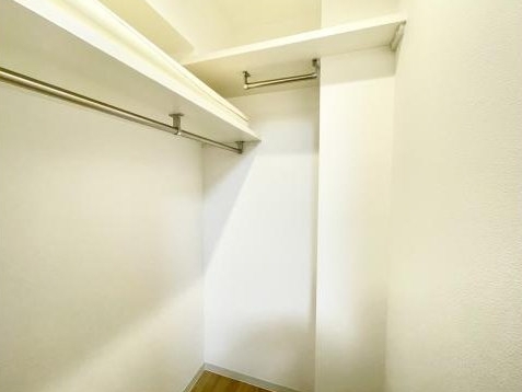 八王子市八日町の中古マンションのウォークインクローゼットの写真