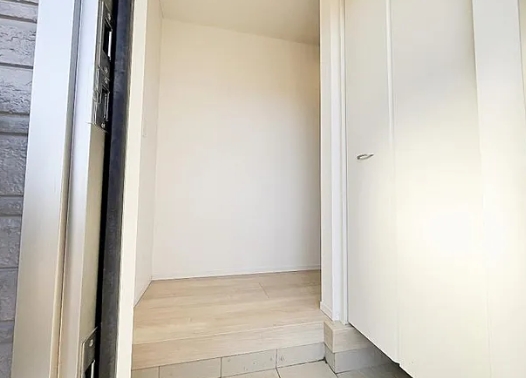 町田市相原町の新築戸建て2号棟の玄関の写真