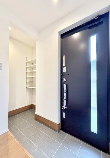 町田市金井1丁目の新築戸建ての玄関の写真