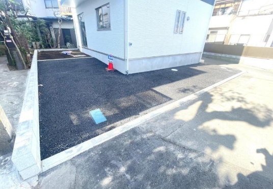 町田市高ヶ坂7丁目の新築戸建ての駐車場の写真