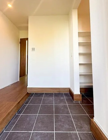 町田市小山町の新築戸建ての玄関の写真