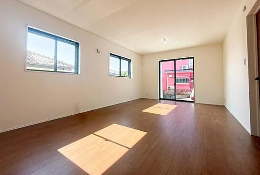 町田市小山町の新築戸建てのリビングの写真