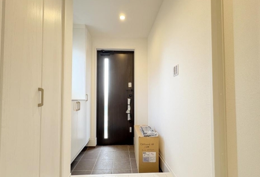 町田市小山町の新築戸建て5号棟の玄関の写真