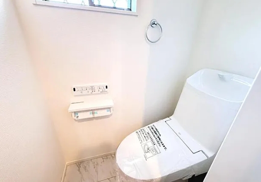 町田市小山町の新築戸建ての5号棟のトイレ1Fの写真