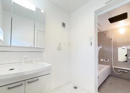 町田市小山町の新築戸建て5号棟の洗面化粧台の写真