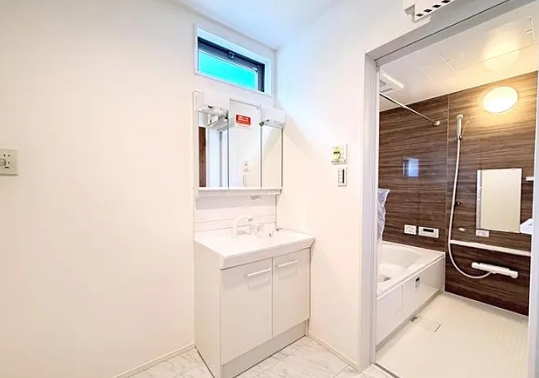 町田市小山町の新築戸建ての5号棟の洗面化粧台の写真