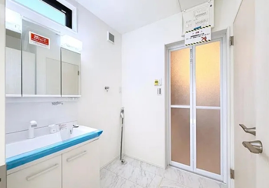 町田市小山町の新築戸建ての6号棟の洗面化粧台の写真