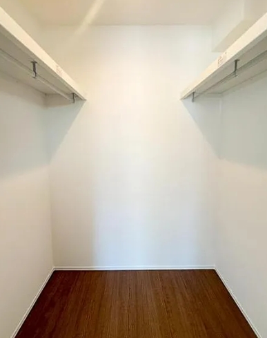 町田市小山町の新築戸建てのウォークインクローゼットの写真