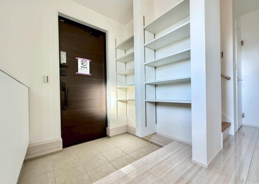 町田市玉川学園4丁目の新築戸建ての玄関の写真