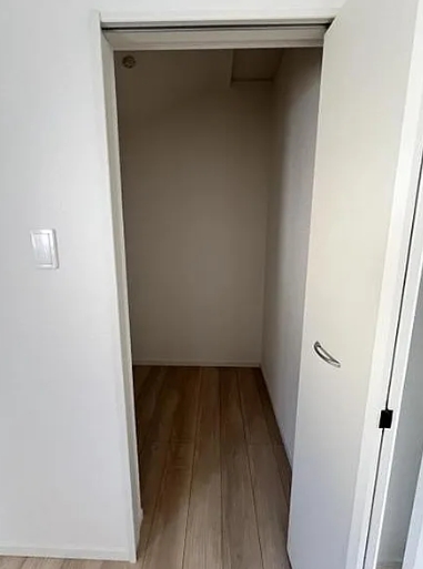 町田市常磐町の新築戸建ての1号棟のウォークインクローゼットの写真