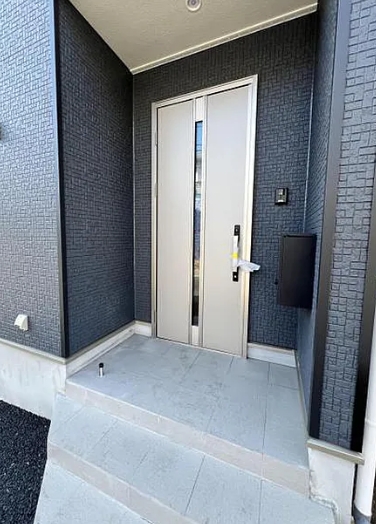 町田市常磐町の新築戸建ての2号棟の玄関の写真