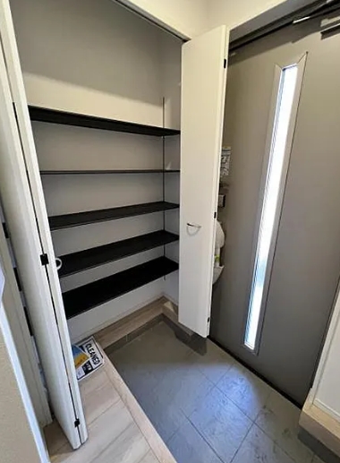 町田市常磐町の新築戸建ての2号棟の玄関の写真