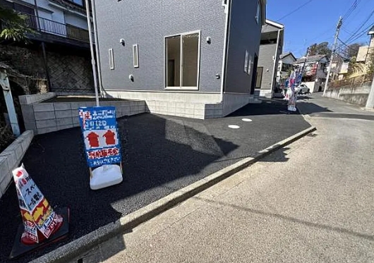 町田市常磐町の新築戸建ての2号棟の駐車場の写真