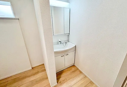 町田市鶴川4丁目の新築戸建て2号棟の洗面化粧台の写真