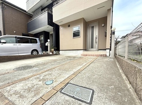 相模原市中央区千代田5丁目の中古戸建ての駐車場の写真