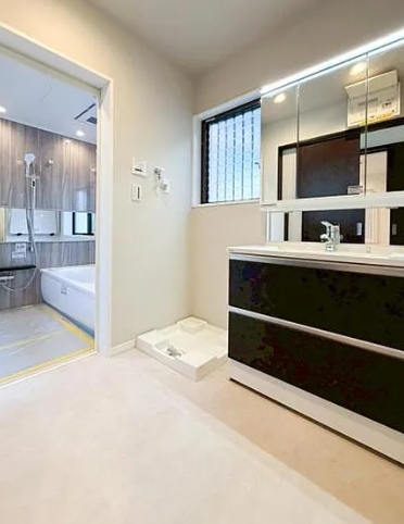 相模原市中央区淵野辺本町4丁目の中古戸建ての洗面化粧台の写真