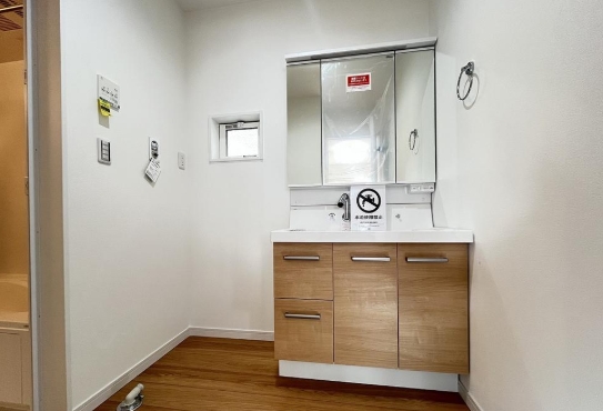 相模原市中央区横山2丁目の新築戸建ての洗面化粧台の写真