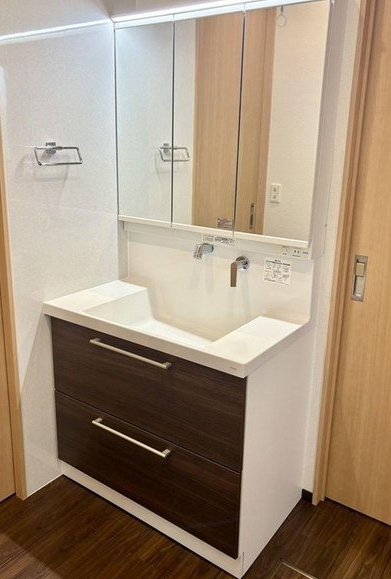 相模原市中央区横山3丁目の中古戸建ての洗面化粧台の写真