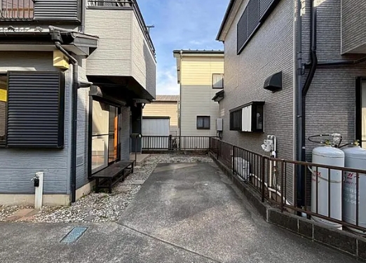 相模原市中央区横山台1丁目の中古戸建ての駐車場の写真