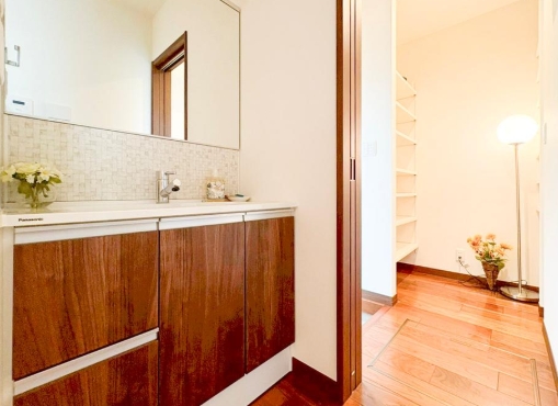 相模原市南区御園3丁目の中古戸建ての洗面化粧台1Fの写真