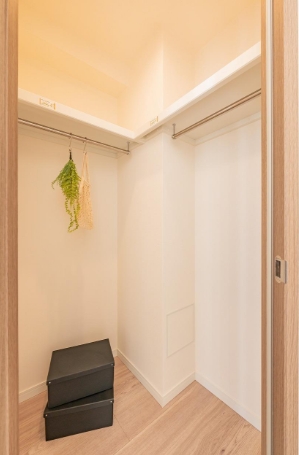 相模原市南区相模大野7丁目の中古マンションのウォークインクローゼットの写真