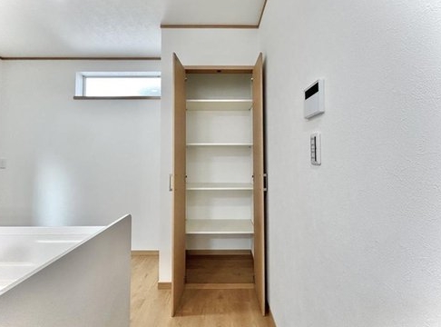 相模原市南区若松4丁目の中古戸建てのパントリーの写真