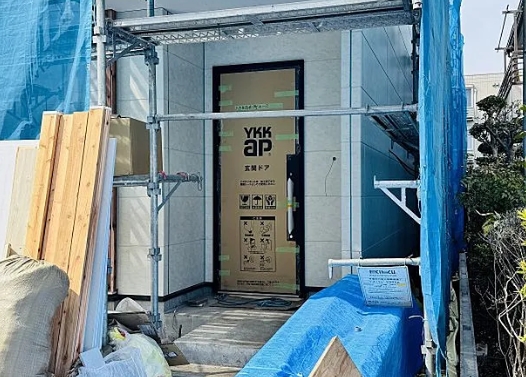 八王子市本町の新築戸建て2号棟の玄関の写真