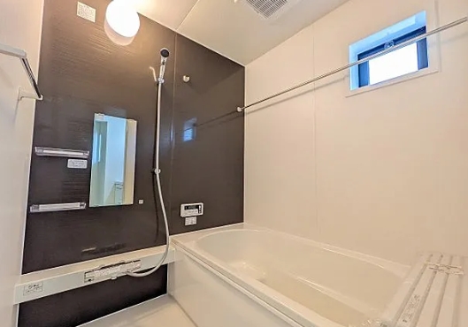 八王子市富士見町の新築戸建て1号棟のバスルームの写真