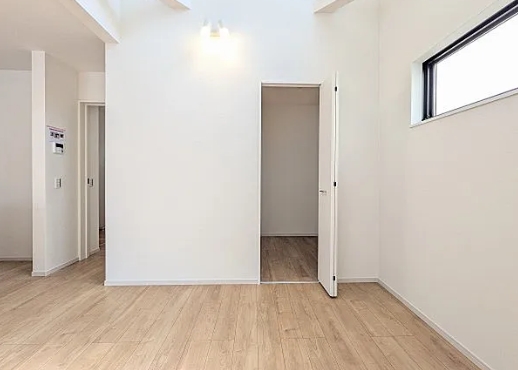 八王子市富士見町の新築戸建て1号棟のウォークインクローゼットの写真