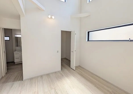 八王子市富士見町の新築戸建て2号棟のウォークインクローゼットの写真