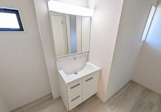 八王子市富士見町の新築戸建て2号棟の洗面化粧台の写真