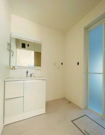 八王子市石川町の新築戸建て2号棟の洗面化粧台の写真